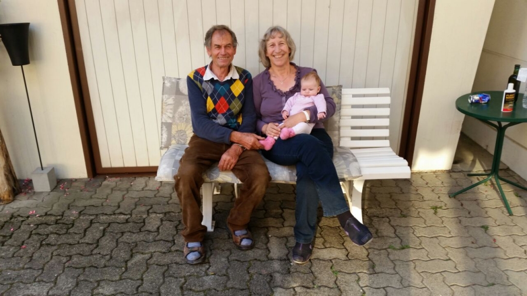 Ursula und Ernst Müller mit Enkelin